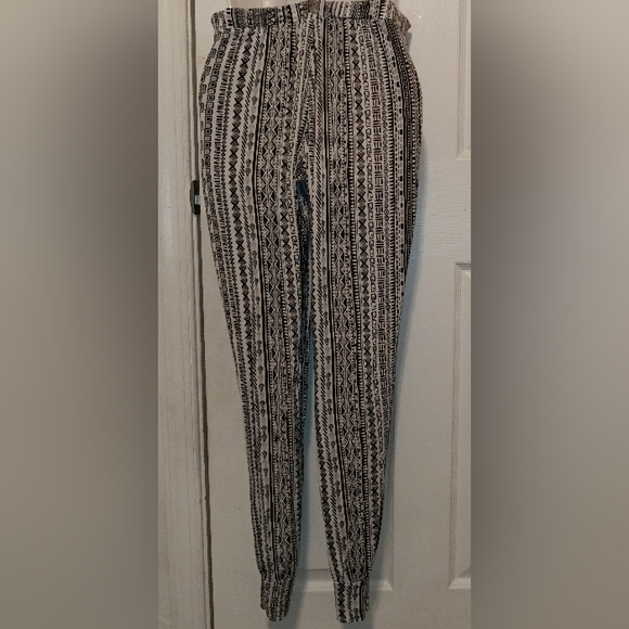 5 Pieces 3 TOPS, 1 PANTS, & 1 CAPRI LEGGINGS Women's - Picture 15 of 16